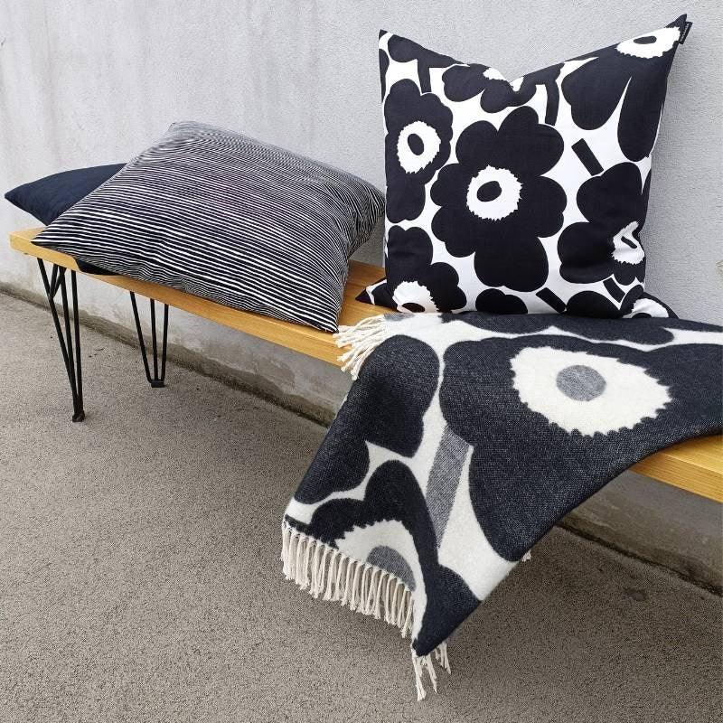 Unikko Blanket 130x180cm in white, black