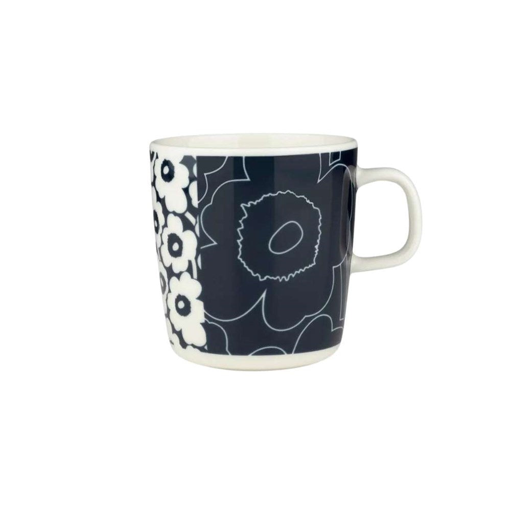 Oiva Unikko Kollaasi Mug 400ml in white, dark blue