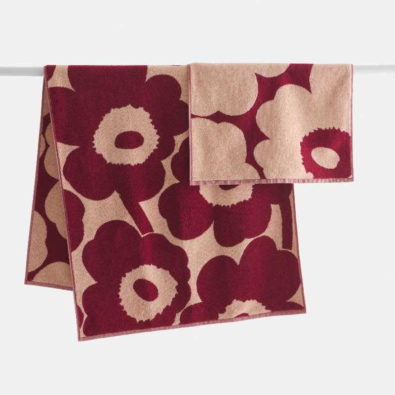 Unikko Bath Towel 70x150cm in pink, dark cherry