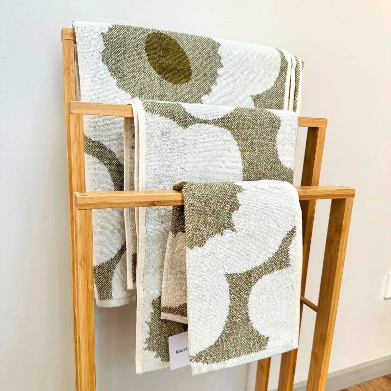 Unikko Bath Towel 70x150cm in green umber, cream