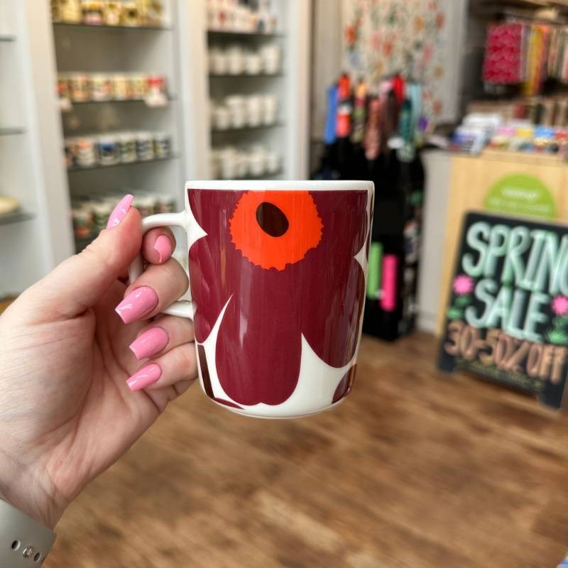 Oiva Unikko Mug 250ml in white, burgundy, red