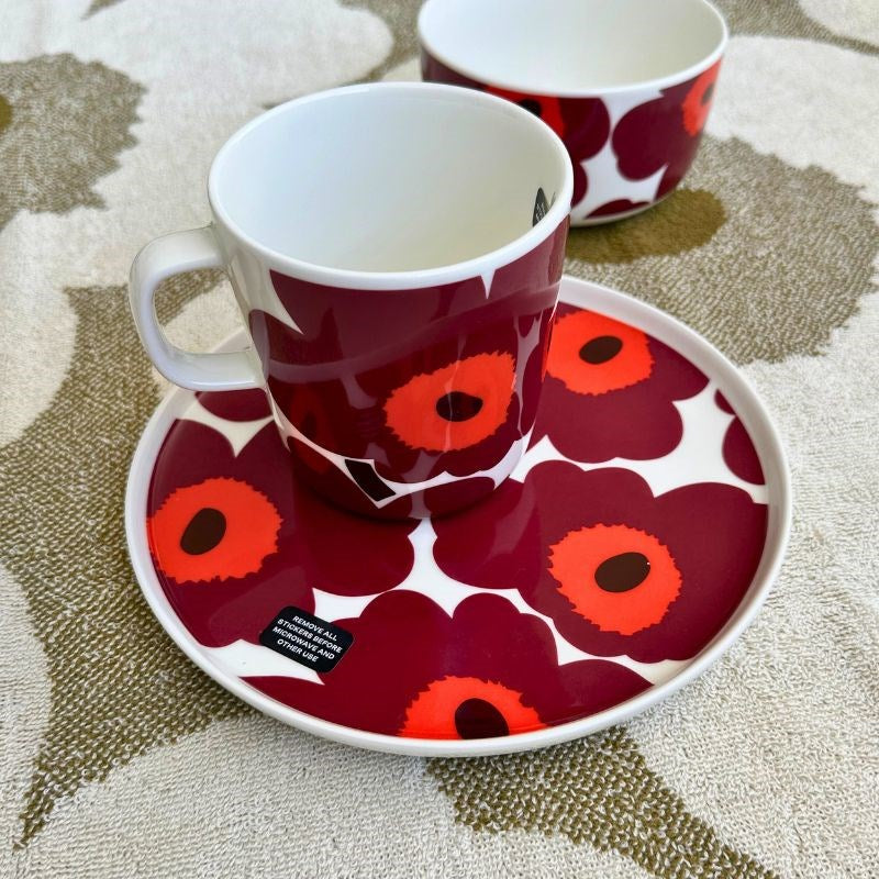 Oiva Unikko Mug 400ml in white, bungundy, red