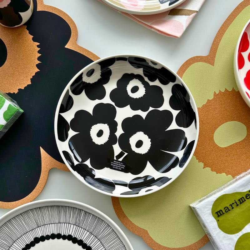 Oiva Unikko Deep plate 20.5cm in black, white