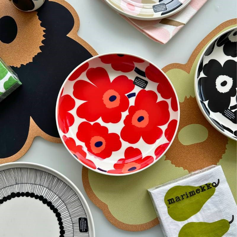 Oiva Unikko Deep plate 20.5cm in white, red, blue