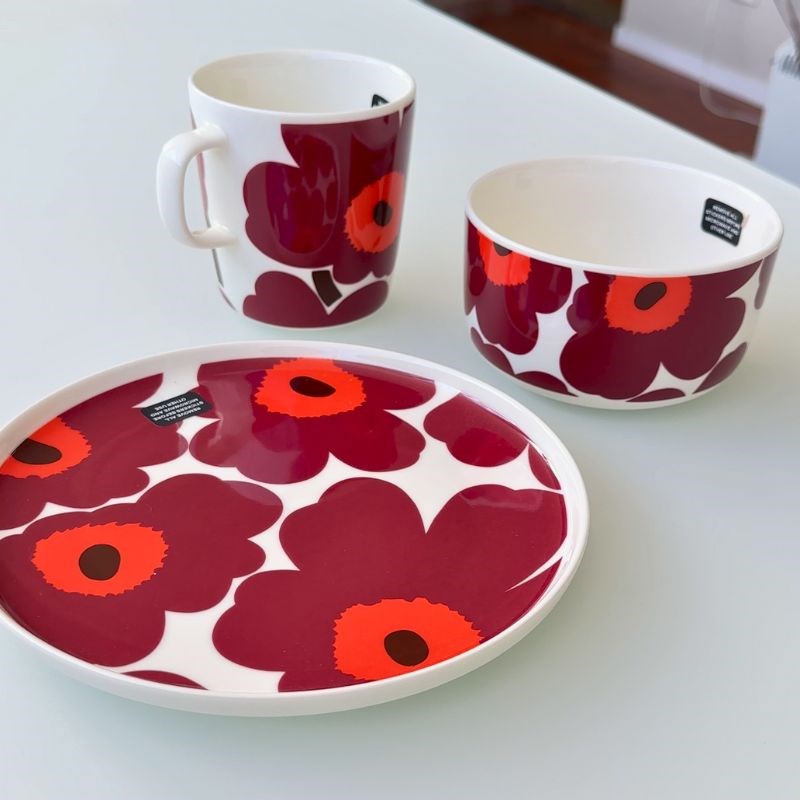 Oiva Unikko Plate 20cm in white, burgundy, red