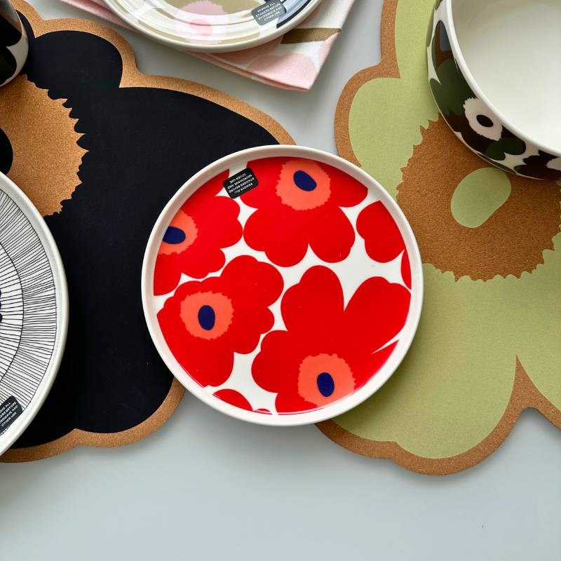 Oiva Unikko Plate 20cm in white, red, blue