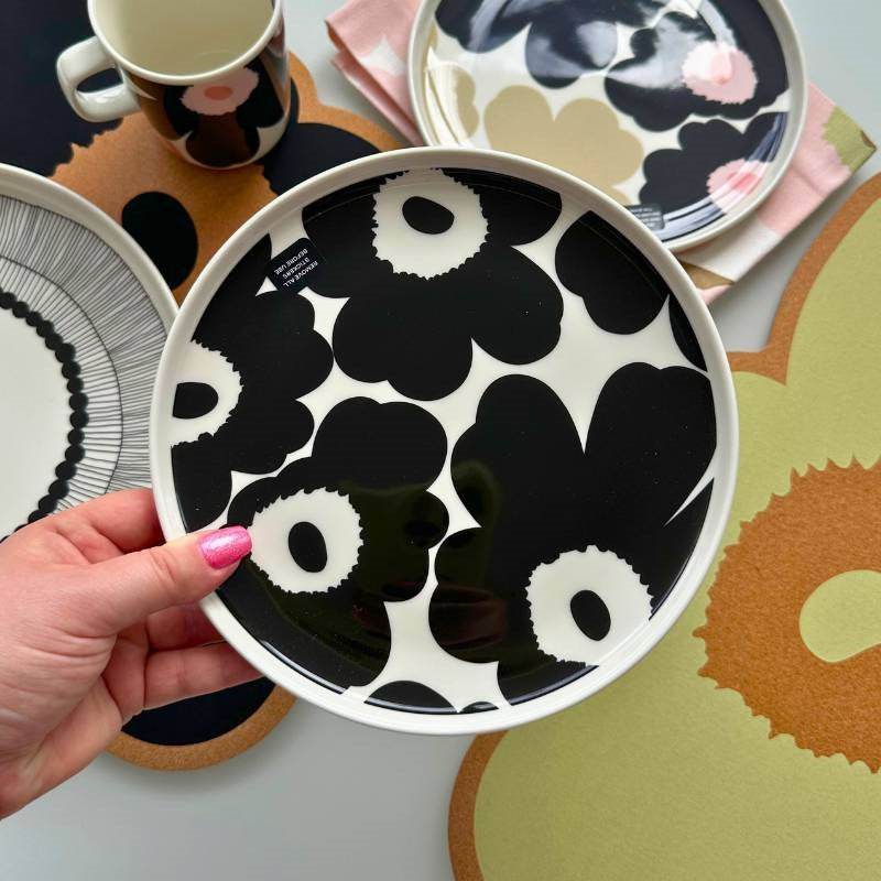 Oiva Unikko Plate diam 13.5cm in black, white