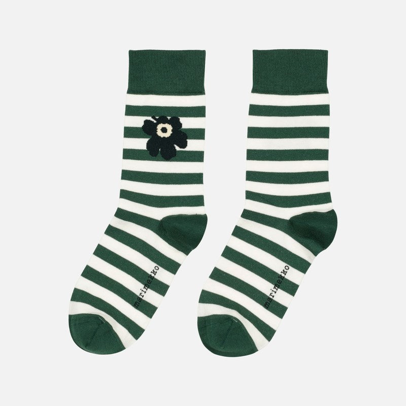 Kasvaa Tasaraita Unikko Kioski socks in dark green, off white