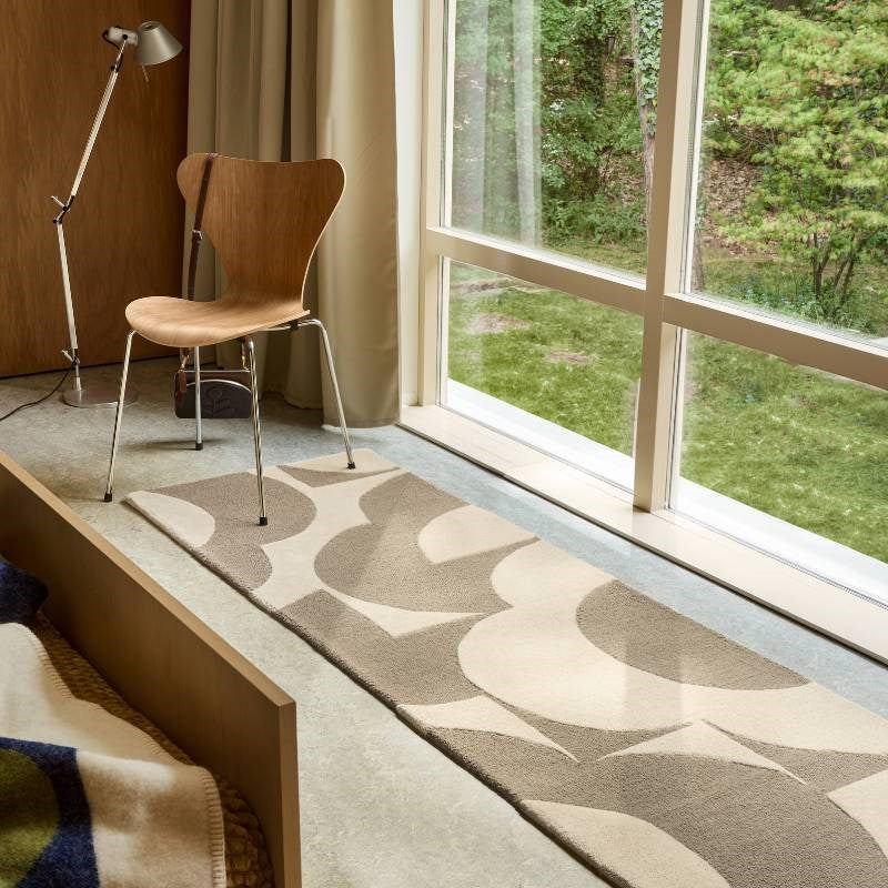 Prism Flower Rug Runner in mushroom, ecru