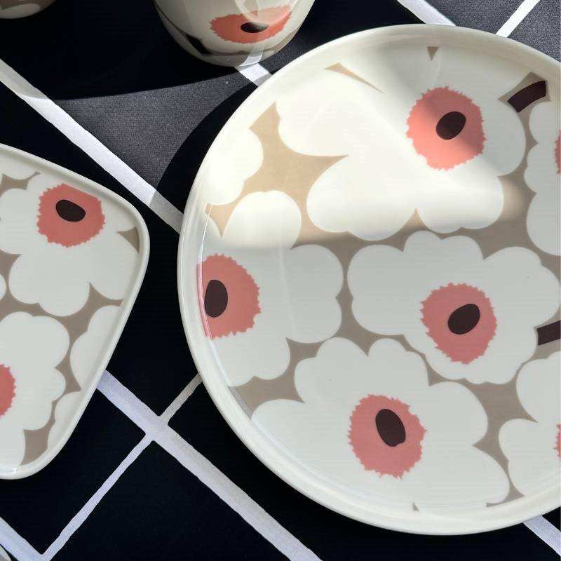 Oiva Unikko Plate 25cm in white, clay, powder, dark wine