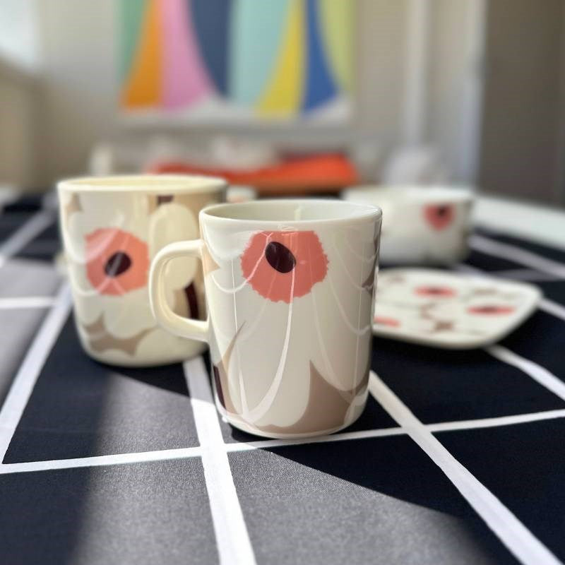 Oiva Unikko mug 250ml in white, clay, powder, dark wine