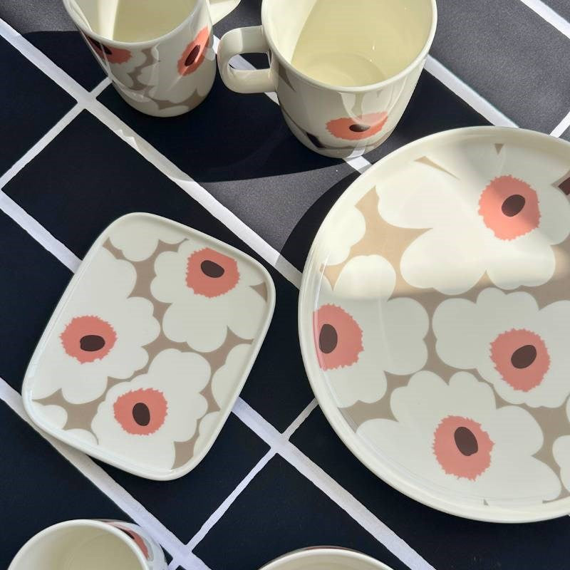 Oiva Unikko Plate 15x12cm in white, clay, powder, dark wine