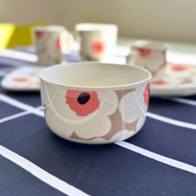 Oiva Unikko 500ml Bowl in white, clay, powder, dark wine