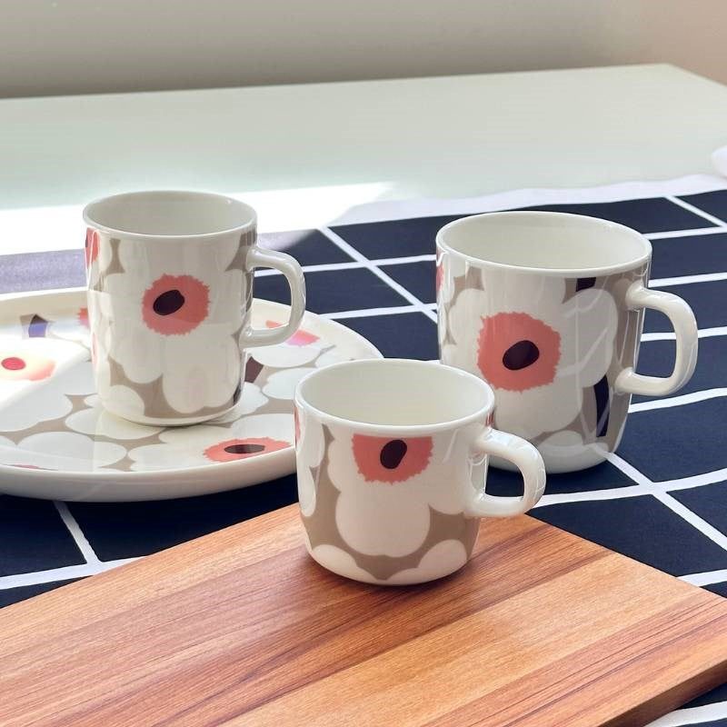 Oiva Unikko mug 400ml in white, clay, powder, dark wine