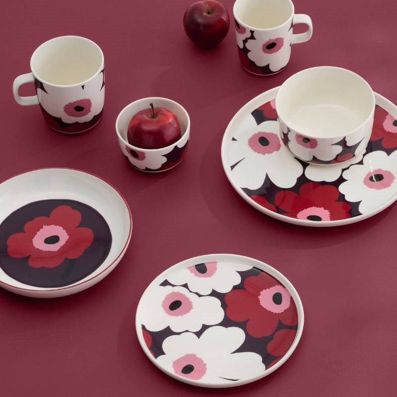 Oiva Unikko Plate 20cm in white, plum, cranberry, pink