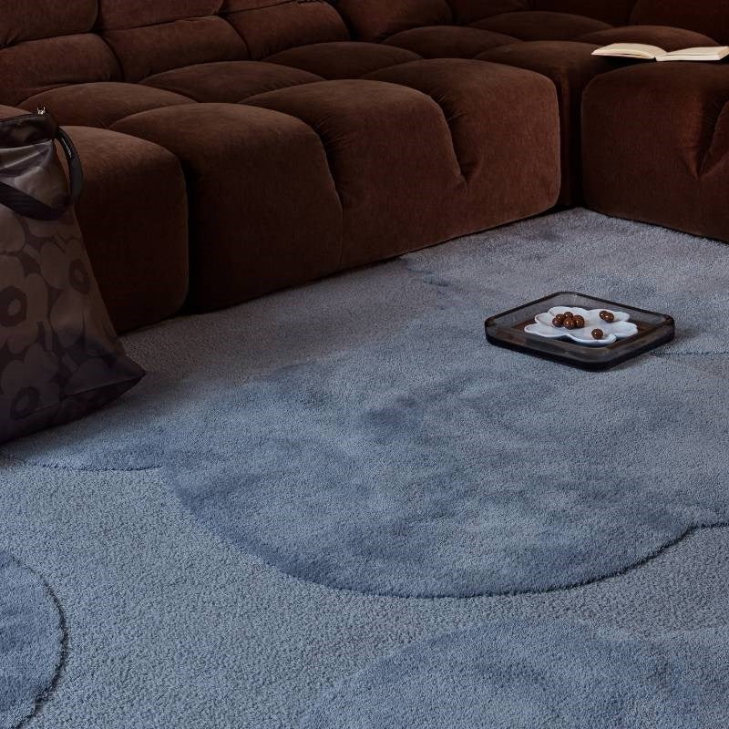 Iso Unikko Hand-Tufted Rug in dusty blue