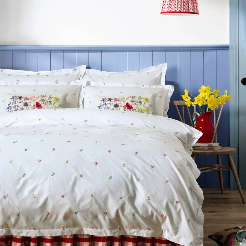 Daisy Embroidered Bedding Set in multi