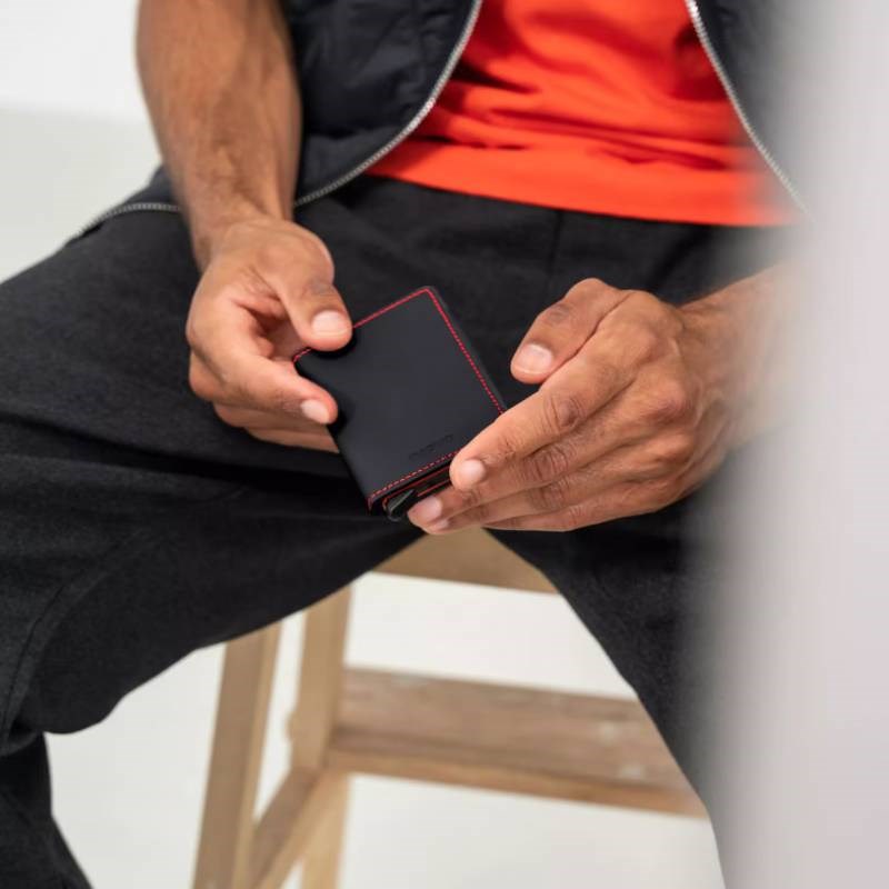 Secrid Slimwallet, matte, in black and red